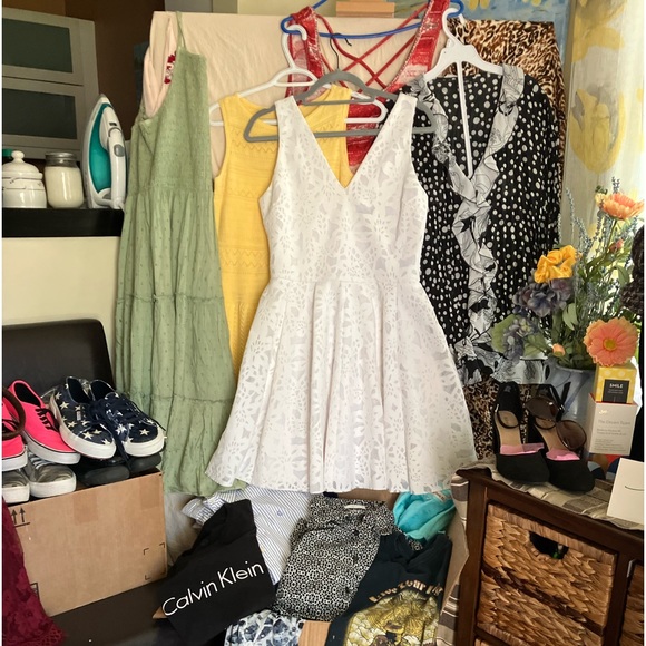 SHOPPING POSHMARK ROCKS ! - Picture 1 of 1